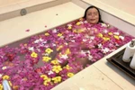 Nhỡ tay, một nữ hiệu trưởng tự đăng ảnh nhạy cảm lên mạng