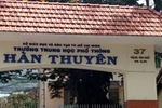Thầy văn giảng bài “thô tục” có tình cảm với… nam sinh