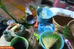 "Đột nhập" cơ sở nhuộm cốm bằng hóa chất lạ ở Mễ Trì 