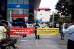 Nhân viên căng băng rôn trên đường đòi nợ Vinaconex