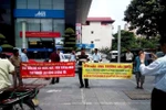 Nhân viên căng băng rôn trên đường đòi nợ Vinaconex
