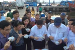 Chủ tịch Đà Nẵng ăn cá nục ngay tại cảng cá