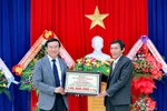Đại học Đông Á trao 3.000 học bổng khuyến học và khuyến tài