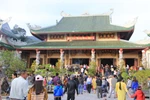 Hàng nghìn lượt người tới chùa Linh Ứng trong ngày đầu năm