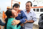 Hình ảnh rơi nước mắt cảnh đón 34 ngư dân bị đâm chìm tàu cá ngoài biển Hoàng Sa