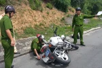 Đuổi theo xe vi phạm, CSGT bị hất văng xuống đường