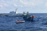 Tàu Việt Nam cứu giúp ngư dân, tàu Trung Quốc lượn quanh trêu ngươi, ngăn cản