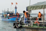Cứu tàu cá cùng 10 ngư dân gặp nạn trên biển