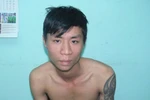 Đang đi xe máy trên phố bị hai tên cướp giật sợi dây chuyền vàng