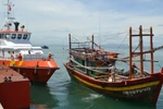 Cứu 12 ngư dân gặp nạn trên biển