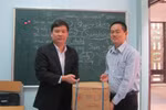 Một nhà hảo tâm trao tặng 1200 quyển vở cho Lớp học Hy vọng