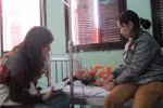Xúc động hình ảnh đọc truyện tại giường cho các bệnh nhi