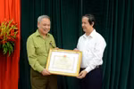 Bộ trưởng tặng Bằng khen cho thí sinh cao tuổi nhất kỳ thi tốt nghiệp 2022