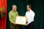 Bộ trưởng tặng Bằng khen cho thí sinh cao tuổi nhất kỳ thi tốt nghiệp 2022