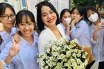 Đồng lương ít ỏi, GV phải cuốc cỏ thuê, làm giúp việc theo giờ để thêm thu nhập