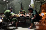 Hàng trăm chiến sĩ ở Hà Tĩnh "căng mình" chống dịch trong mưa lớn