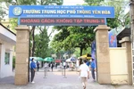 Bố mẹ dậy từ 2h sáng để chuẩn bị cho con đi thi