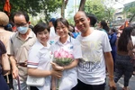 Bố mẹ tặng con gái bó hoa sen ngát hương sau khi kết thúc môn thi đầu tiên