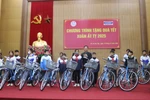 Trao 40 xe đạp cùng hàng trăm suất quà cho học sinh, hộ nghèo ở Thị xã Phú Thọ