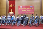 Trao 40 xe đạp cùng hàng trăm suất quà cho học sinh, hộ nghèo ở Thị xã Phú Thọ