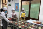 Giáo viên Tiểu học Dư Hàng nấu hàng trăm suất ăn, góp sức chống dịch Covid