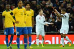 Anh 2-1 Brazil: Rooney & Lampard ghi bàn, Hart hạ Dinho trên chấm 11m