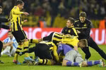 Borussia Dortmund 3 - 2 Malaga: Kinh điển ngược dòng