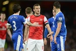 Tâm điểm Arsenal 0-0 Everton: Suýt tẩn nhau vì hành động hất chai nước