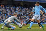 Man City 4 - 0 Newcastle: Chích chòe tan nát