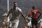 Tottenham 1 – 1 Man Utd: Dempsey bắt Quỷ Đỏ chia điểm ở phút cuối
