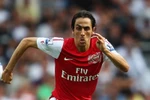 HOT 7H: Arsenal mua đứt Benayoun, MU lên sàn chứng khoán