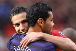 Vợ bênh ngôi sao đòi đổi áo với Van Persie chằm chặp