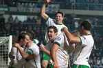 Robbie Keane tỏa sáng, Ireland đặt một chân tới EURO 2012