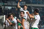 Robbie Keane tỏa sáng, Ireland đặt một chân tới EURO 2012
