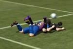 Carles Puyol và David Villa với tư thế kỳ cục trong FIFA 12
