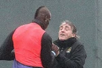 Thầy trò Mancini - Balotelli suýt đánh nhau trên sân tập