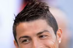 Ronaldo sung sướng vì tậu iPhone 5 trước Iniesta