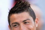 Ronaldo sung sướng vì tậu iPhone 5 trước Iniesta