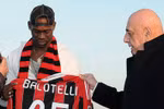 Balotelli: "Tôi yêu Mancini như cha, ông ấy coi tôi như con"
