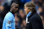 Góc ảnh: Balotelli nhìn kiểu 'chết chóc' với thầy Mancini