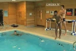 Video: Nhà vô địch bơi Olympic "chấp" liền 4 cầu thủ Chelsea