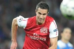 Van Persie thoát tội vụ đánh cùi chỏ vào mặt đối phương