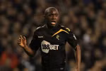 Trận Bolton - Aston Villa hoãn vì cầu thủ đột quỵ