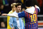 Fan cuồng lao vào sân ôm hôn, xoa đầu Messi