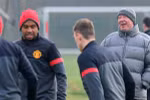 Góc ảnh: Ferguson cười sảng khoái, Mourinho đầy lo âu