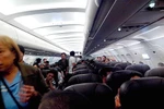 Bị "bỏ đói" suốt 10h, khách hàng của Jetstar tụt huyết áp
