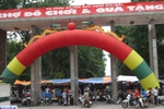 Mua đồ người lớn ở "Hội chợ đồ chơi trẻ em" Hà Nội