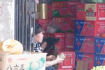 Hồng, táo, lê... "made in China" tràn ngập chợ Long Biên