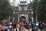 Chùa Hương vào hội: Giá vé, giá đò đều tăng mạnh