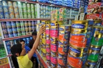 Ai đang "thổi" giá sữa?